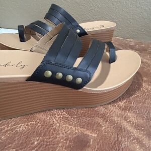 Wonderly Livie Strappy Toe Loop Wedge Sandals Black Size 9.5 M 3" heel vacation
